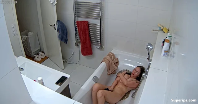 IPCAM – Cute British girl masturbates in the bathtub IPCAM – Cute British girl masturbates in the bathtub