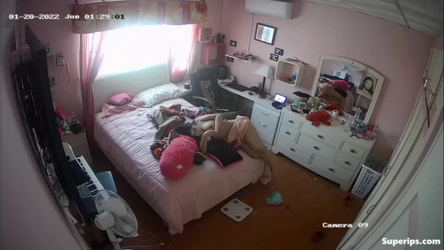 IPCAM – A busty Latina girl gets dressed in her room. You can see how this young brunette girl enters her room to then lie on the bed naked, showing her huge tits, and then start to dress slowly in front of the mirror. IPCAM – A busty Latina girl gets dressed in her room. You can see how this young brunette girl enters her room to then lie on the bed naked, showing her huge tits, and then start to dress slowly in front of the mirror.