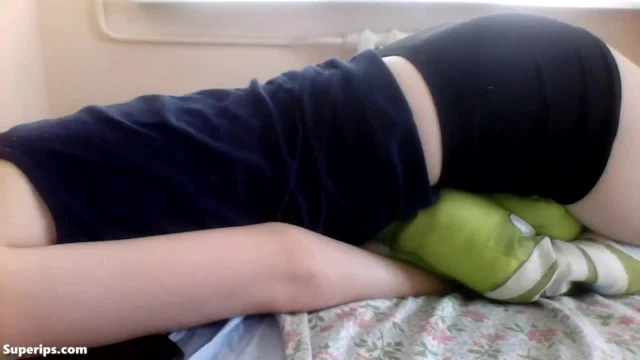 RAT Cam – Skinny girl rubs her pussy with the pillow RAT Cam – Skinny girl rubs her pussy with the pillow