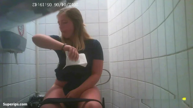 Spy Toilet – European girls pee hard on the toilet Spy Toilet – European girls pee hard on the toilet