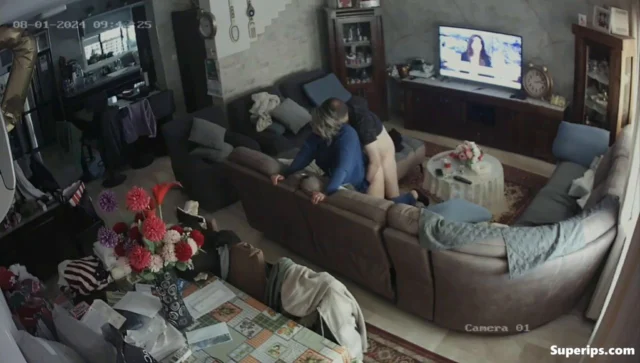 IPCAM – Mature woman gets fucked on the couch IPCAM – Mature woman gets fucked on the couch
