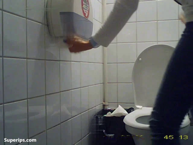 Spy Toilet – European nerdy girls use the toilet Spy Toilet – European nerdy girls use the toilet