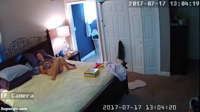 IPCAM – Mature American mom masturbates with a vibrator