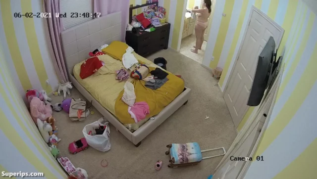 IPCAM – Chubby American college girl gets dressed in her room IPCAM – Chubby American college girl gets dressed in her room