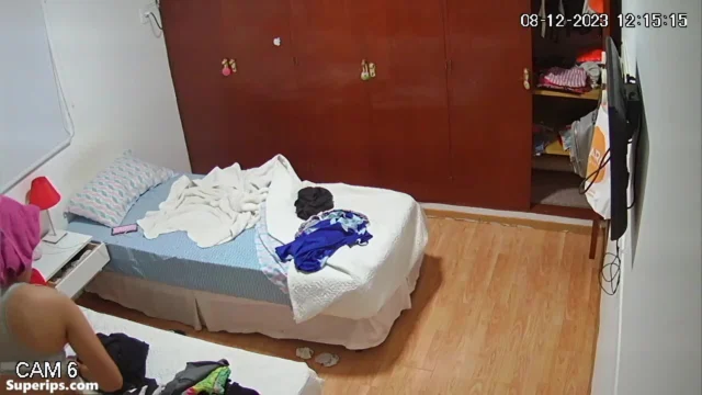 IPCAM – Italian brunette girl gets dressed in her room IPCAM – Italian brunette girl gets dressed in her room