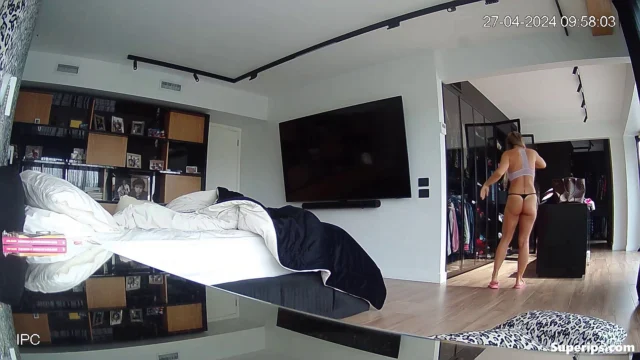 IPCAM – Beautiful college girl gets dressed in her room IPCAM – Beautiful college girl gets dressed in her room