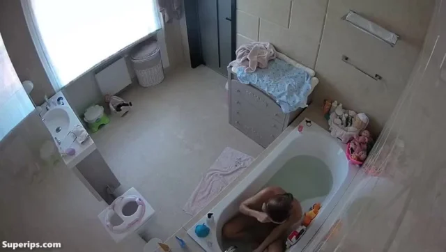 IPCAM – Innocent British teenager takes a shower IPCAM – Innocent British teenager takes a shower