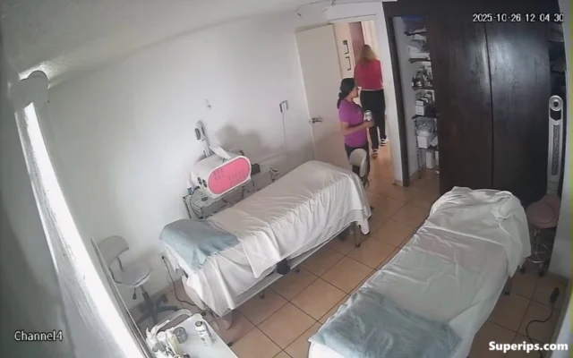 IPCAM – Italian MILF doctor gropes her client IPCAM – Italian MILF doctor gropes her client