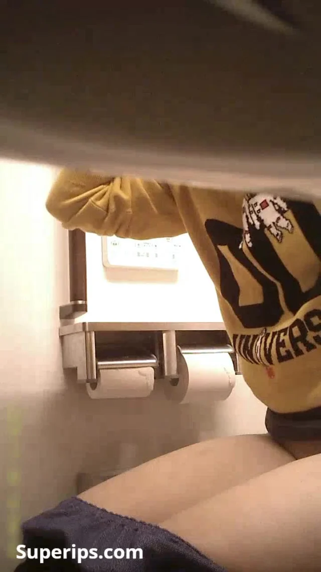 Spy Toilet – Japanese college girls in coats use toilet Spy Toilet – Japanese college girls in coats use toilet