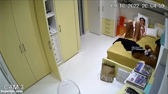 IPCAM – German brunette teenager watches porn on her iPhone IPCAM – German brunette teenager watches porn on her iPhone