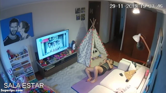 IPCAM – Young German mom does yoga in sexy clothes IPCAM – Young German mom does yoga in sexy clothes