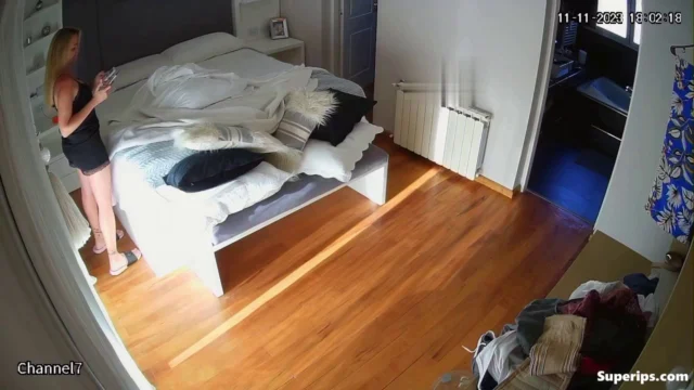 IPCAM – Gorgeous British woman gets dressed in her room IPCAM – Gorgeous British woman gets dressed in her room