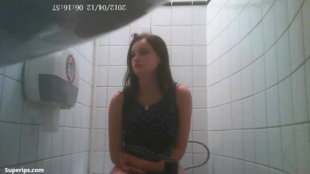 Spy Toilet – European delicacies use the public toilet Spy Toilet – European delicacies use the public toilet