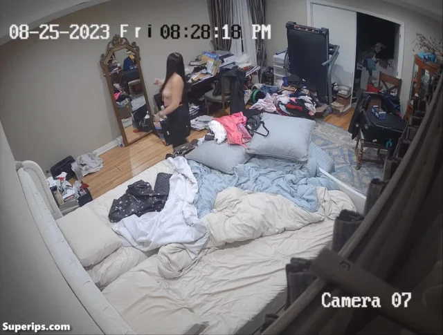 IPCAM – American black-haired teen girl changes her clothes IPCAM – American black-haired teen girl changes her clothes