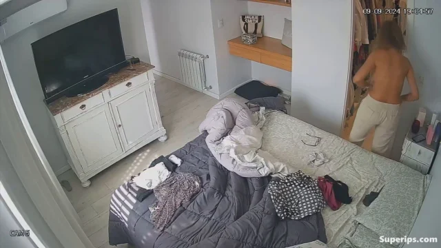 IPCAM – British Milf gets dressed in her room IPCAM – British Milf gets dressed in her room
