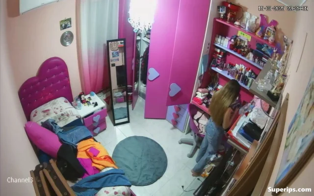 IPCAM – Petite Italian girl gets dressed in her room IPCAM – Petite Italian girl gets dressed in her room