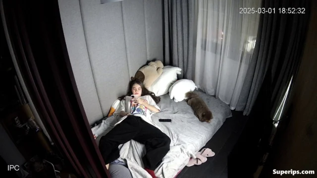 IPCAM – Petite young girl masturbates on her bed IPCAM – Petite young girl masturbates on her bed