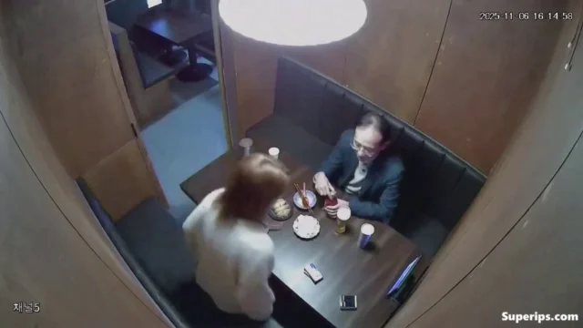 IPCAM – Old Korean man fucks his secretary IPCAM – Old Korean man fucks his secretary