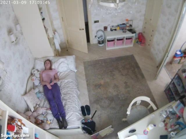 IPCAM – Ukrainian mom masturbates on her daughter’s bed IPCAM – Ukrainian mom masturbates on her daughter’s bed