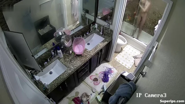 IPCAM – Skinny teenager takes a quick shower IPCAM – Skinny teenager takes a quick shower