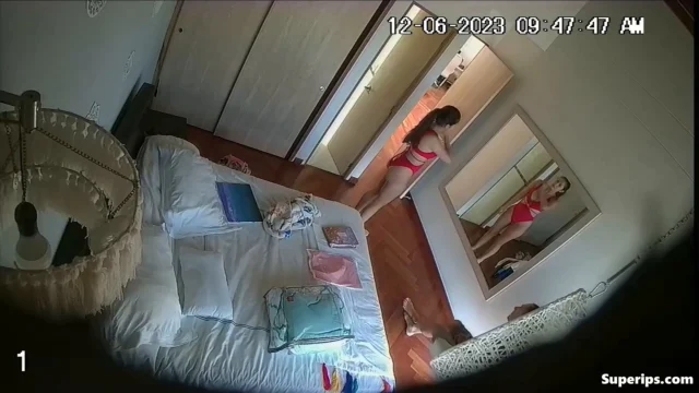 IPCAM – Latina girl changes clothes in front of her stepdad IPCAM – Latina girl changes clothes in front of her stepdad