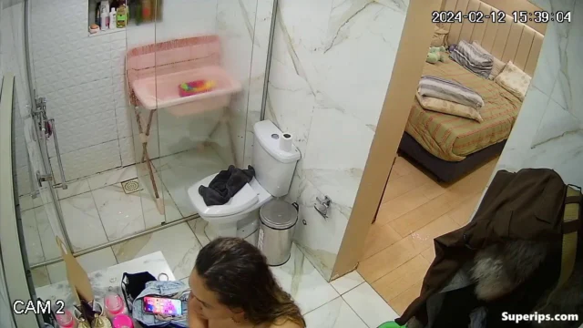 IPCAM – Big Brazilian girl takes a long shower IPCAM – Big Brazilian girl takes a long shower