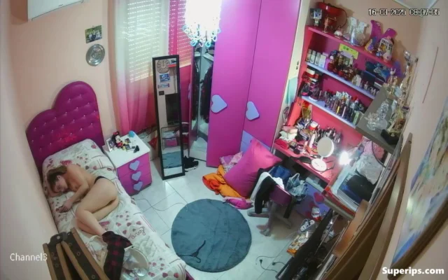 IPCAM – Cute Italian girl watches wild porn IPCAM – Cute Italian girl watches wild porn