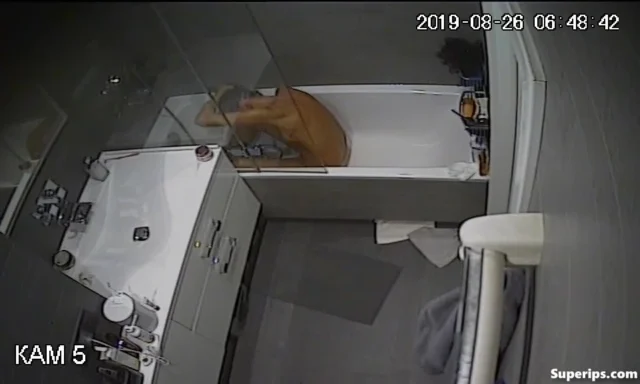 IPCAM – Cute Italian girl bathing in her bathtub IPCAM – Cute Italian girl bathing in her bathtub
