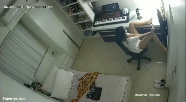 IPCAM – Young girl with glasses masturbates IPCAM – Young girl with glasses masturbates